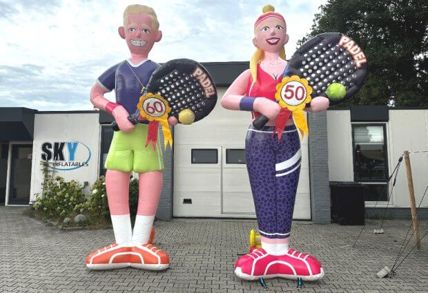 Sarah of Abraham pop met padelracket huren in Hattem